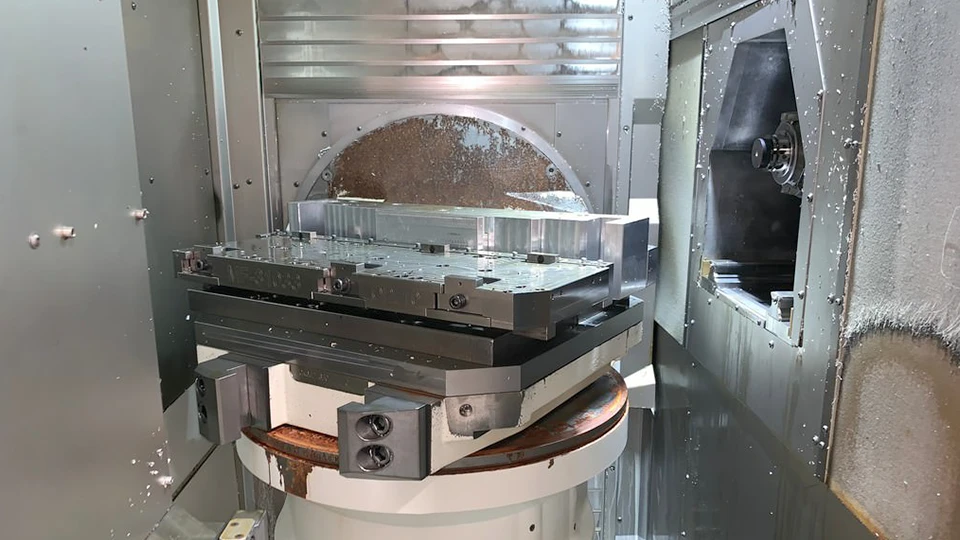Horizontal machining center working What is a Horizontal Machining Center The Ultimate Guide ROSNOK CNC MACHINE