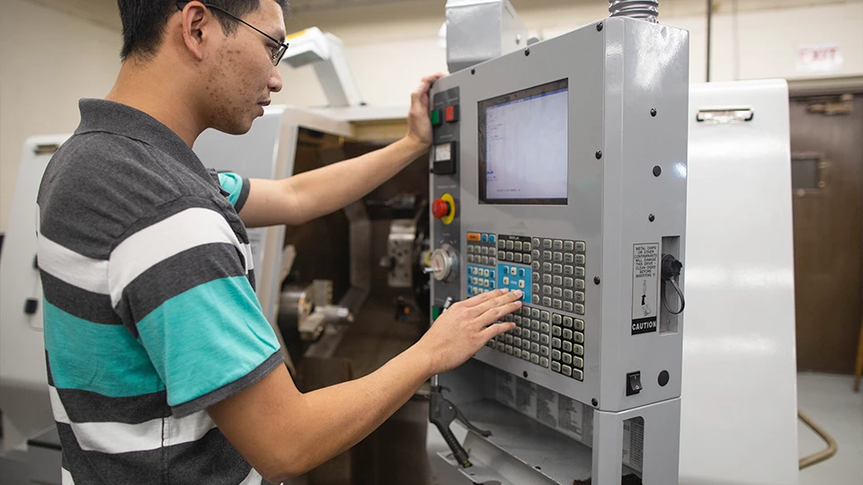 CNC Lathe vs Manual Lathe: Key Differences You Need to Know 8 Operate CNC lathe CNC Lathe vs Manual Lathe Key Differences You Need to Know ROSNOK CNC MACHINE