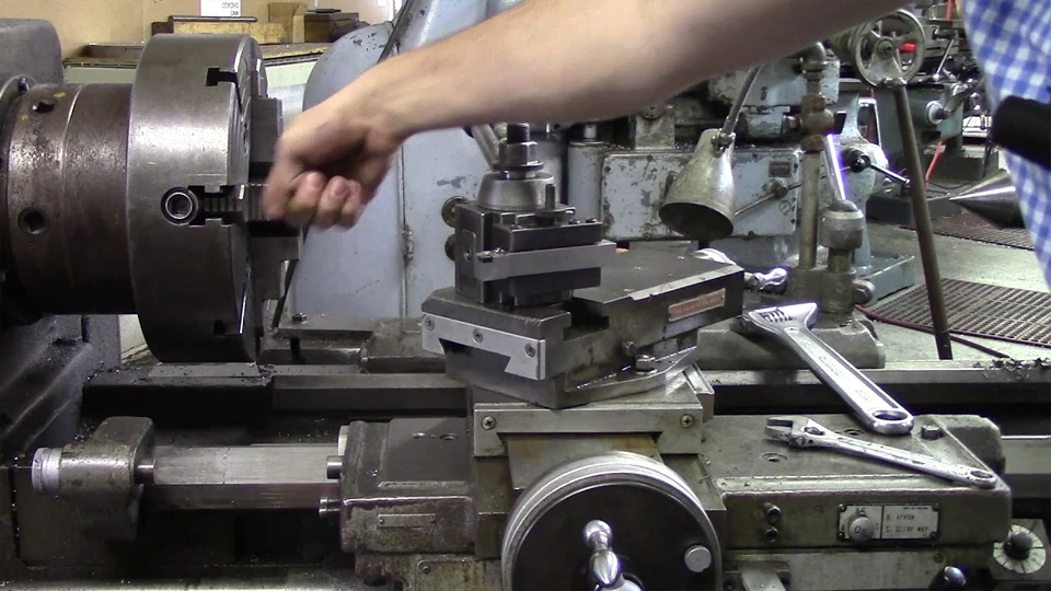 Using Manual Lathe What Is a Horizontal Lathe Everything You Need to Know ROSNOK CNC MACHINE