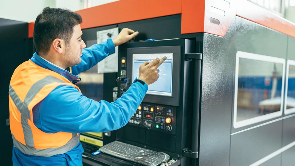 FANUC vs Siemens vs Mitsubishi: Which CNC Control Wins? 1 CNC operator FANUC vs Siemens vs Mitsubishi Which CNC Control Wins