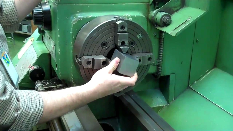 4-Jaw Chuck turning 3-Jaw vs 4-Jaw Chuck The Key Differences and How to Choose ROSNOK